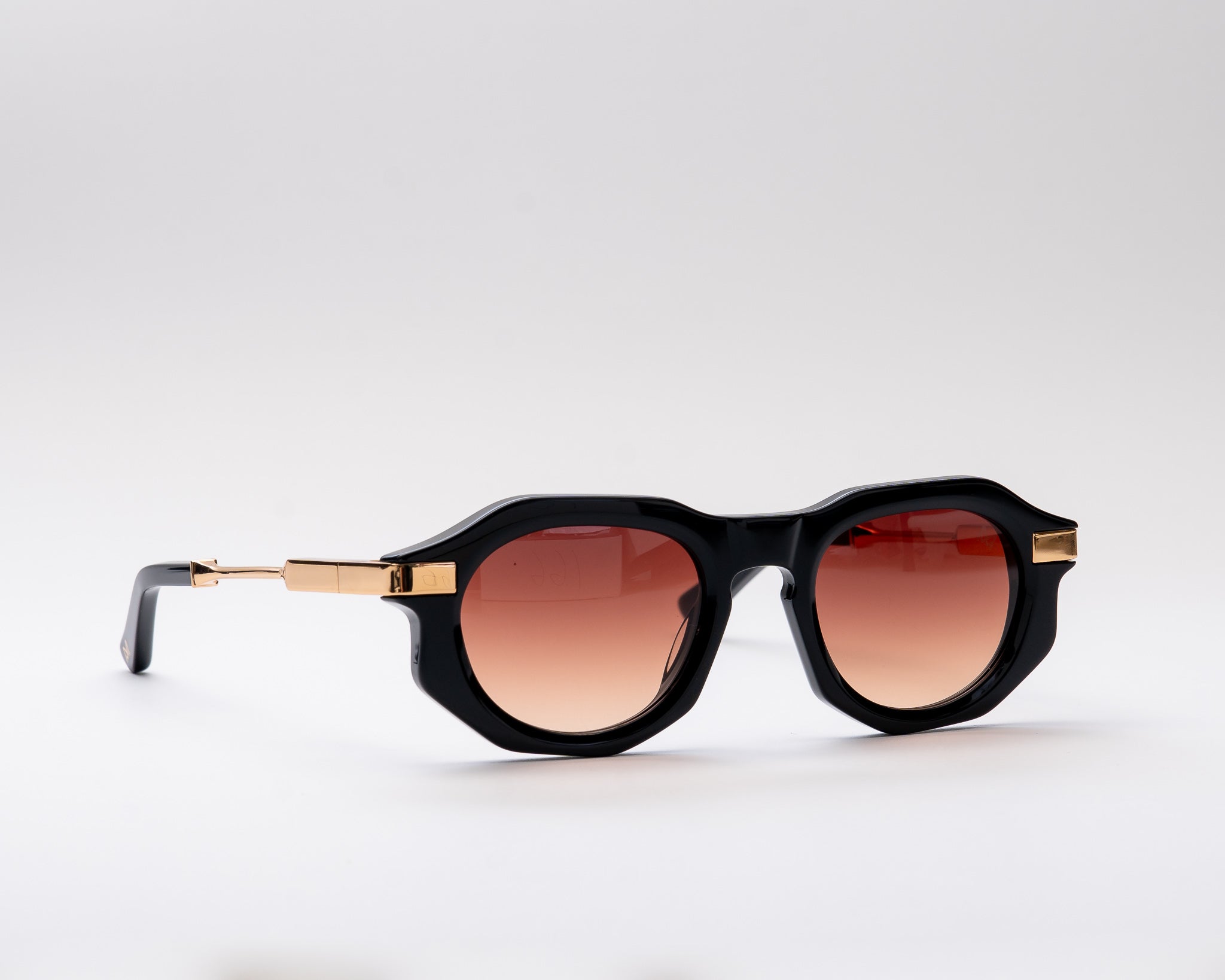 CLASSIC BLACK